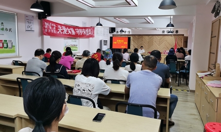 參與社區(qū)舉辦的關愛兒童志愿服務活動