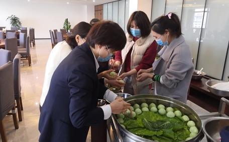 工會(huì)組織清明果制作活動(dòng)