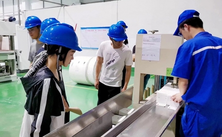 組織共青團(tuán)員參觀景興紙業(yè)