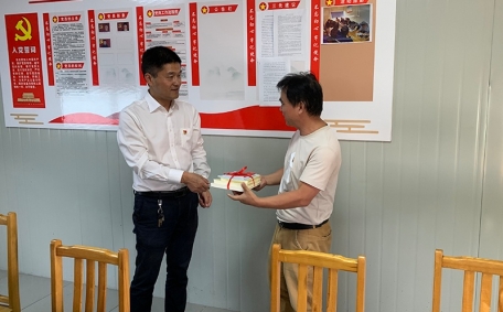 住建局領(lǐng)導(dǎo)向黨支部贈(zèng)送紅色學(xué)習(xí)書(shū)籍