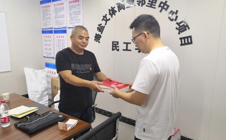 支部書(shū)記向工地黨支部贈(zèng)送學(xué)習(xí)書(shū)籍