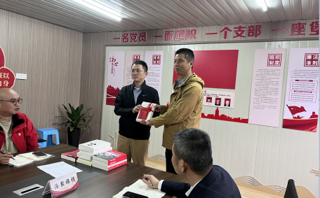 澉浦鎮(zhèn)黨委委員顧晨熠向開(kāi)元森泊度假樂(lè)園項(xiàng)目黨支部贈(zèng)書(shū)